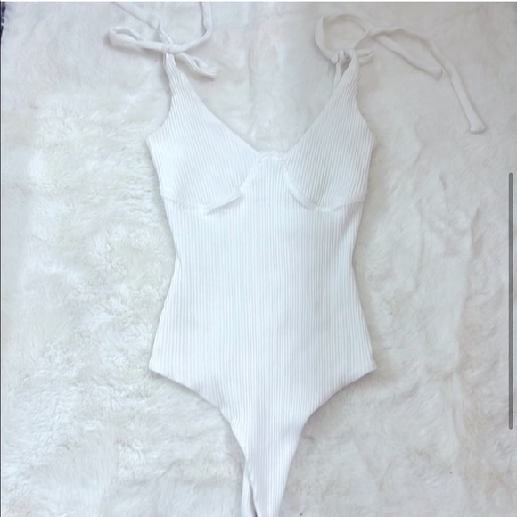 Princess Polly clover size 4 white shoulder tie ribbed stretchy bodysuit - Picture 4 of 5